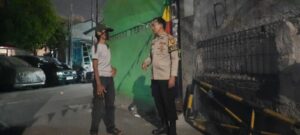 Patroli Dialogis Poskamling RT 01/05 Malam Hari, Bhabinkamtibmas Kebon Melati Berikan Imbauan Kepada Petugas Siskamling