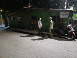 Patroli Malam hari Bhabinkamtibmas Gunung Sahari Utara Sambangi Pos Satkamling RW. 05