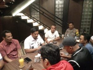 Bhabinkamtibmas Petojo Utara menghadiri rapat koordinasi bulanan ketua Rw dan LMK