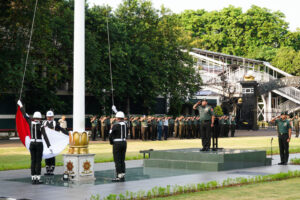 Kaskostrad Pimpin Upacara 17-an di Makostrad, Sampaikan Amanat Panglima TNI tentang Netralitas dan Kesiapan Menghadapi Agenda Nasional