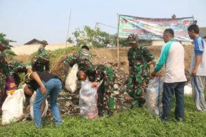Semarak HUT Ke-79 TNI, Yonif 412 Kostrad dan Warga Bergotong Royong Bersihkan Sungai dan Pasar Babelan