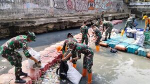 Prajurit Brigif 18 Kostrad Serbu Kali Sentiong