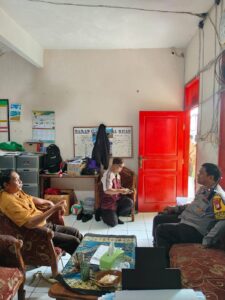 Bhabinkamtibmas Kelurahan Kemayoran Melaksanakan Kegiatan Sambang Dan Patroli Dialogis