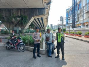 Antisipasi gangguan Kamtibmas di siang hari, Anggota Polsubsektor Roxy melaksanakan patroli kewilayahan sekitar kolong Roxy Mas