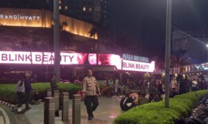 Sambang Kamtinmas Anggota Polsubsektor Sarinah Kepada Warga Yang Nongkrong Depan Grand Hyatt Menteng