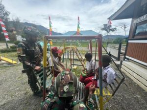 Satgas Yonif 509 Kostrad Ajak Anak-Anak Intan Jaya Bermain, Ciptakan Kebahagiaan dan Semangat Baru