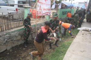 Semarak HUT Ke-79 TNI, Yonif 412 Kostrad dan Warga Bergotong Royong Bersihkan Sungai dan Pasar Babelan