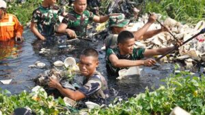 Prajurit Yonkav 8 Kostrad Bersihkan Kali Buek di Bekasi dalam Rangkaian HUT Ke-79 TNI