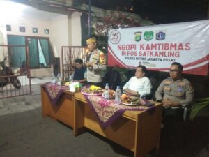 Ngopi Kamtibmas Polsek Johar Baru Bareng Warga Di Pos Sekretariat RW 04 Johar Baru.