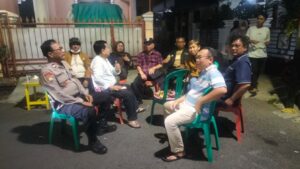 Patroli Dialogis Bhabinkamtibmas Johar Baru Sambangi Warganya Mengajak Guyub dan Rukun Dalam Pilkada