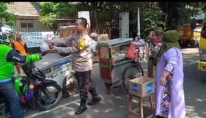 Bhabinkamtibmas Menteng Pemantauan Kegiatan Jumat Berkah Di Warung Bude