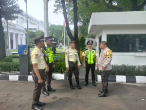 Bhabinkamtibmas Senen Sambang dan Imbau Petugas Security Kemenlu RI