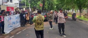 Pelayanan Kapolsubsektor Latuharary Dalam Mengamankan Aksi Penyampaian Pendapat Serta Kelancaran Arus Lalulintas