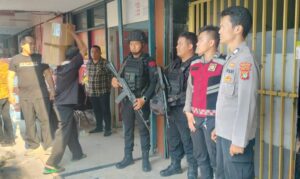 POLRI Melalui Polsek Kemayoran Kawal Distribusi Surat Suara di Wilayah Jakarta Pusat.