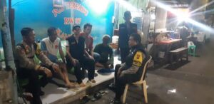 Sambang dan Pembinaan Petugas Sat kamling Bhabinkamtibmas Bersama Kapolsubsektor Tanah Tinggi di Pos Sekretariat RW 07