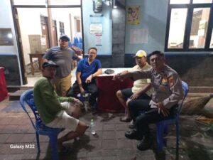 Menjelang Pilkada Kapolsubsektor Kayu Awet Sambang Pos RW Interaksi dan Komunikasi Sosial Dengan Pengurus RW 01 Dan Warga.