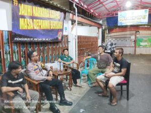 Patroli Malam hari Bhabinkamtibmas Kampung Rawa Sambangi Pos Satkamling RW.07