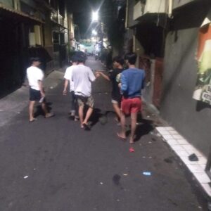 Patroli Jalan Kaki Antisipasi Tawuran, Kapolsubsektor Galur Bubarkan Anak-anak Remaja yang Nongkrong Tengah Malam