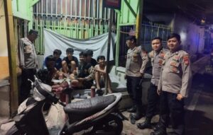 Patroli Pemukiman Dini Hari Personil Polsek Johar Baru Berikan Imbauan Dan Ingatkan Anak Remaja Yang Nongkrong Jangan Sampai Tawuran