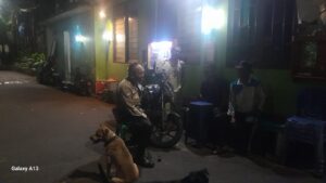 Sambangi Satkamling Rw 4 Gambir, Bhabinkamtibmas Gambir sampaikan himbauan Kamtibmas