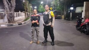Sambang Pos Kamling Bhabinkamtibmas Sampaikan Imbauan Kamtibmas Petugas Satkamling Untuk Tingkatkan Kewaspadaan