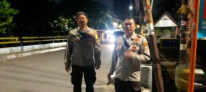 Bhabinkamtibmas Kebon Sirih dan Anggota Polsubsektor Cikini Pemantauan Perbatasan Jembatan Kali Pasir Dalam Rangka Antisipasi Tawuran Warga