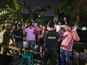 Antisipasi Tawuran Pagi Hari Kanit Reskrim Bersama Tiga Pilar Bubarkan Anak-anak Remaja Yang Nongkrong Tengah Malam