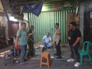 Antisipasi Tawuran Dan Kejahatan Lainnya Dini Hari, Bhabinkamtibmas Dan Babinsa Kebon Kacang Bersama Ketua RW 05 Dan Petugas Poskamling