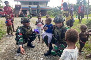 Satgas Yonif 503 Kostrad Hadir Berikan Pelayanan Kesehatan Gratis
