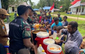 Kebersamaan TNI dan Warga Kampung Fuog Terjalin Lewat Doa dan Hidangan Tradisional