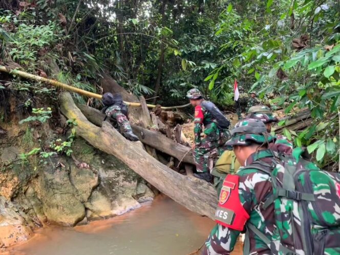 
 Menjaga Kedaulatan Negara, Satgas Pamtas Yonarmed 11 Kostrad Laksanakan Patroli Patok