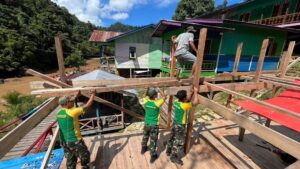 Satgas Pamtas Yonarmed 11 Kostrad Gelar Karya Bakti Pembuatan Bangsal