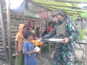 Berbagi Kasih TK Pintu Jawa Satgas Yonif 323 Kostrad , Dengan Bagikan Nasi Bungkus untuk Masyarakat