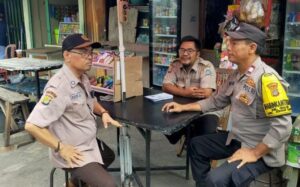Antisipasi Pilkada Damai Bhabinkamtibmas Kelurahan Galur Berikan Imbauan Petugas Security Pasar Gembrong.