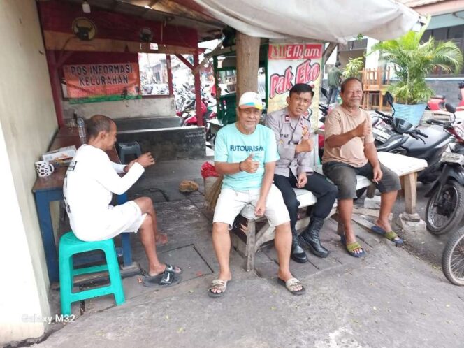 
 Patroli Dialogis Antisipasi Pilkada Damai Bhabinkamtibmas Kampung Rawa Sambang Ketua RT dan Warga