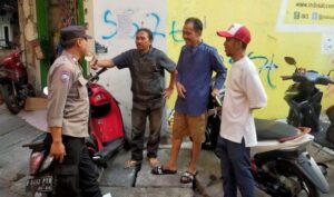Patroli Dialogis Bhabinkamtibmas Sambang Pilkada Aman dan Damai dengan Ketua RW 05 dan Warga Galur
