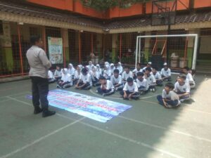 Kanit Binmas Polsek Johar Baru Berikan Penyuluhan dan Deklarasi Anti Tawuran di Sekolah SMP 156 Jakarta.