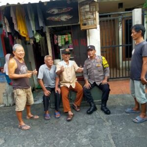 Ciptakan Pilkada Aman dan Damai Bhabinkamtibmas Galur Patroli Dialogis Sampaikan Pesan Kamtibmas ke Ketua RT dan Warga.