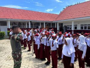 Satgas Pamtas Yonarmed 11 Kostrad Tanamkan Jiwa Nasionalisme Kepada Anak-Anak di Perbatasan