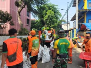 Yonif 320 Kostrad Bersama Masyarakat Untuk Ciliwung Bening