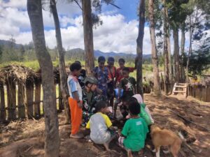 Kedekatan Prajurit Yonif 323 Buaya Putih Makan bersama Anak Papua