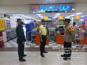 Antisipasi gangguan Kamtibmas, Anggota Polsubsektor Roxy Polsek Metro Gambir melaksanakan patroli dialogis dan sambang kewilayahan ke sentra ekonomi Hari-hari Roxy Mas