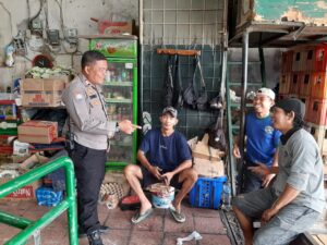 Bhabinkamtibmas Gelora Sampaikan Pilkada Damai Kepada Pedagang Pasar Palmerah