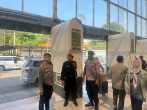 Unit Samapta Polsek Senen Tingkatkan Patroli Dialogis Jelang Pilkada 2024 Di Stasiun Pasar Senen