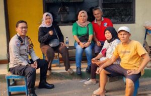 Sampaikan Pilkada Damai Bhabinkamtibmas Karet Tengsin Patroli Dialogis Pagi Hari Sambang Warga RT 02/06