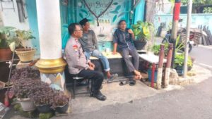Sampaikan Pilkada Damai Bhabinkamtibmas Johar Baru Patroli Dialogis Pagi Hari Sambang Warga Jalan Patung RW 04
