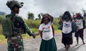 Satgas Yonif 509 Kostrad Borong Hasil Tani Mama Papua di Titik Kuat Kodim Persiapan (Koper)