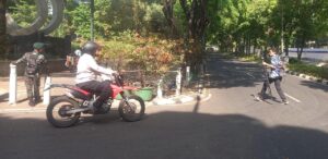 Personil Patmor Berikan Pelayanan Warga Sekitar dan Pengaturan Arus Lalu Lintas Jalan Kediri Menteng