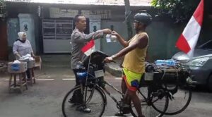 Bhabinkamtibmas Menteng Berbagi Nasi Bungkus Siap Saji Kepada Warga Sekitar Dalam Rangka Jumat Berkah