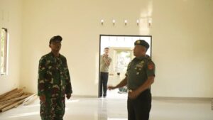 Aslog Kaskostrad tinjau Perehaban Barak di Markas Yonif 305 Tengkorak